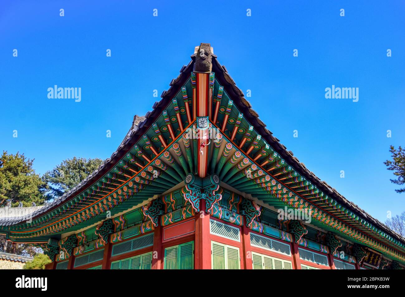 Seoul, Corea del Sud 1/12/2020 architettura colorata e tradizionale del palazzo Changdeokgung a Seoul, Corea del Sud. Foto Stock