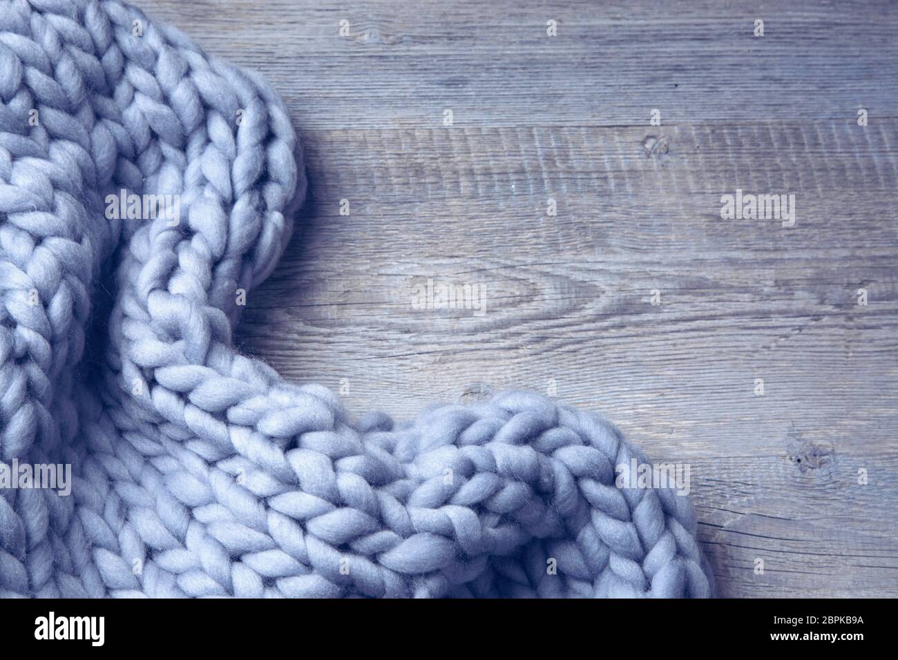 Coperta di lana merino su sfondo grigio di legno Foto Stock