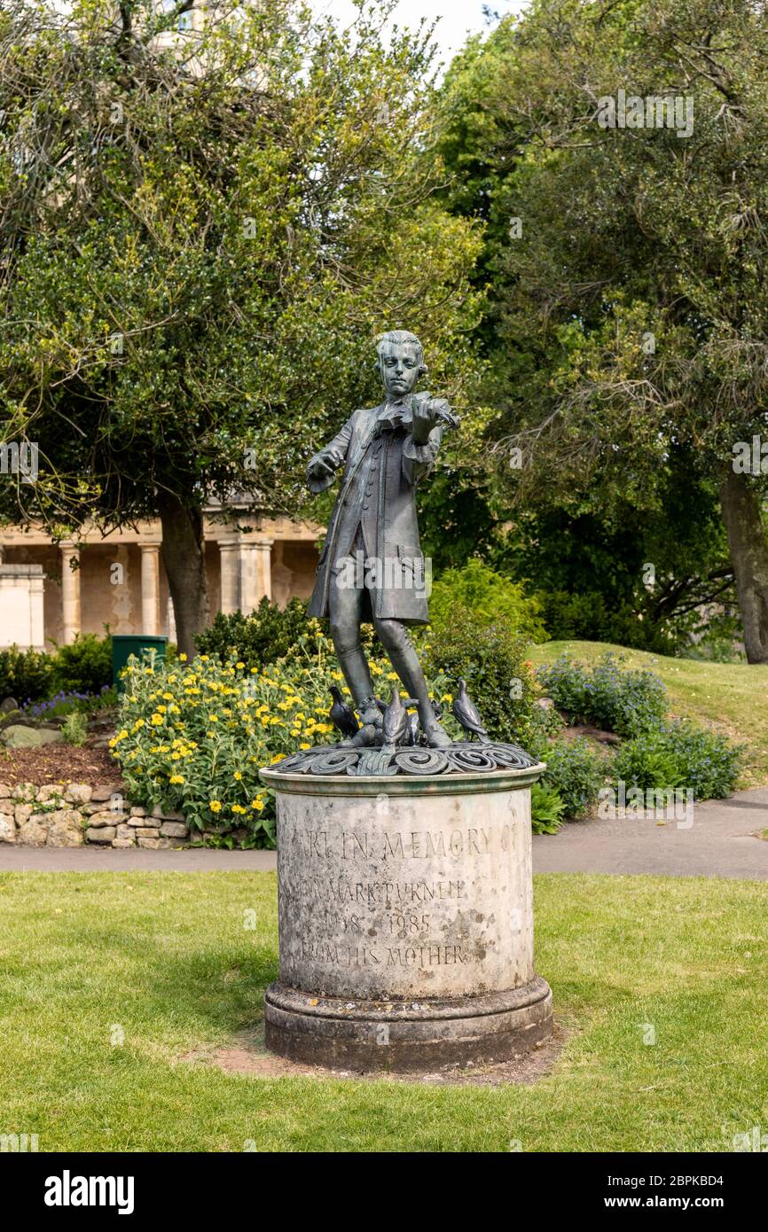 Una statua in bronzo di Amadeus Mozart che suona un violino nei Parade Gardens, Bath, Inghilterra, UK. La statua ricorda Mrs Purnells figlio amante della musica. Foto Stock