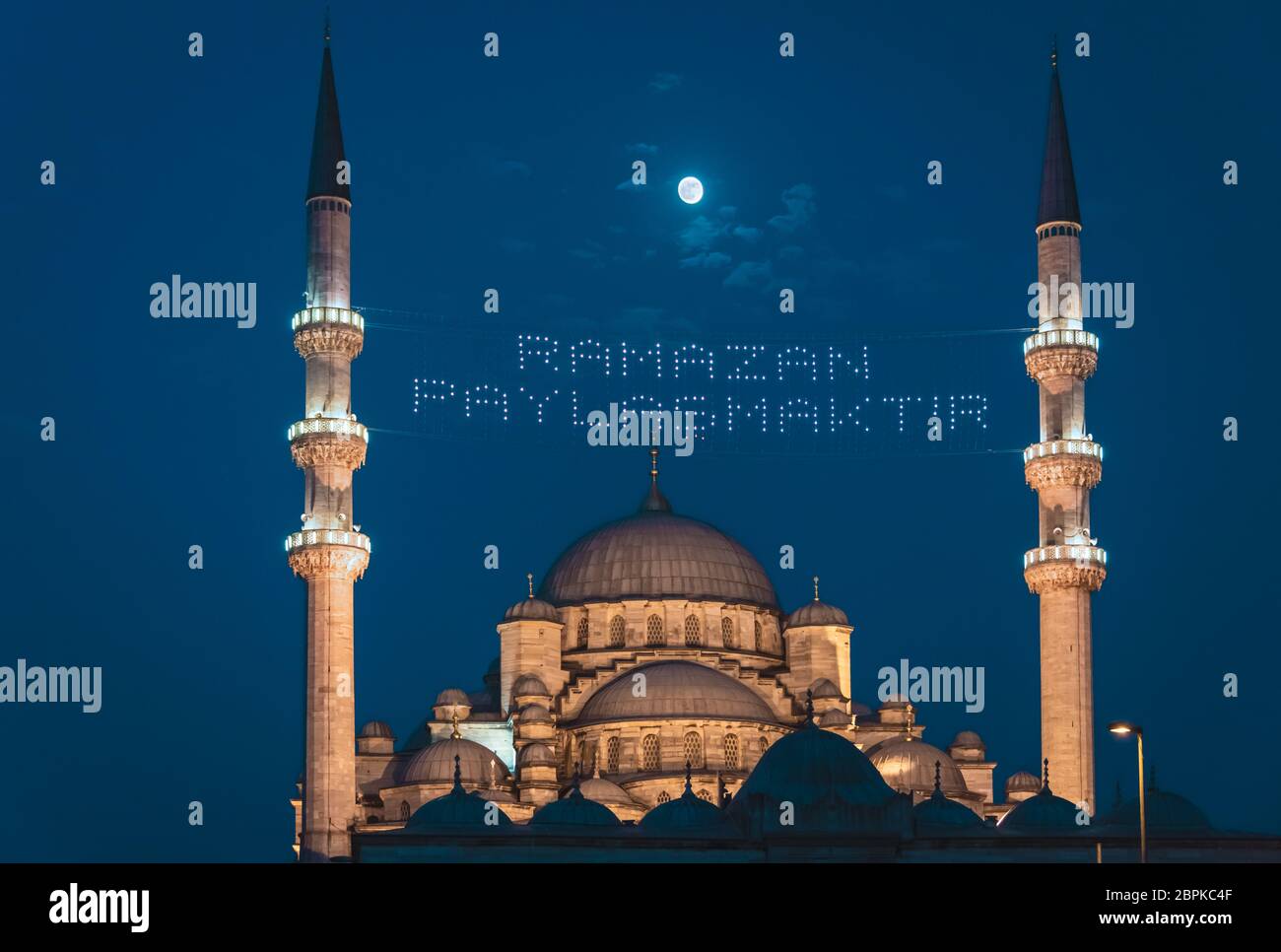 Splendida moschea di notte ad Istanbul in Turchia. Luna e cielo scuro in background. Foto Stock