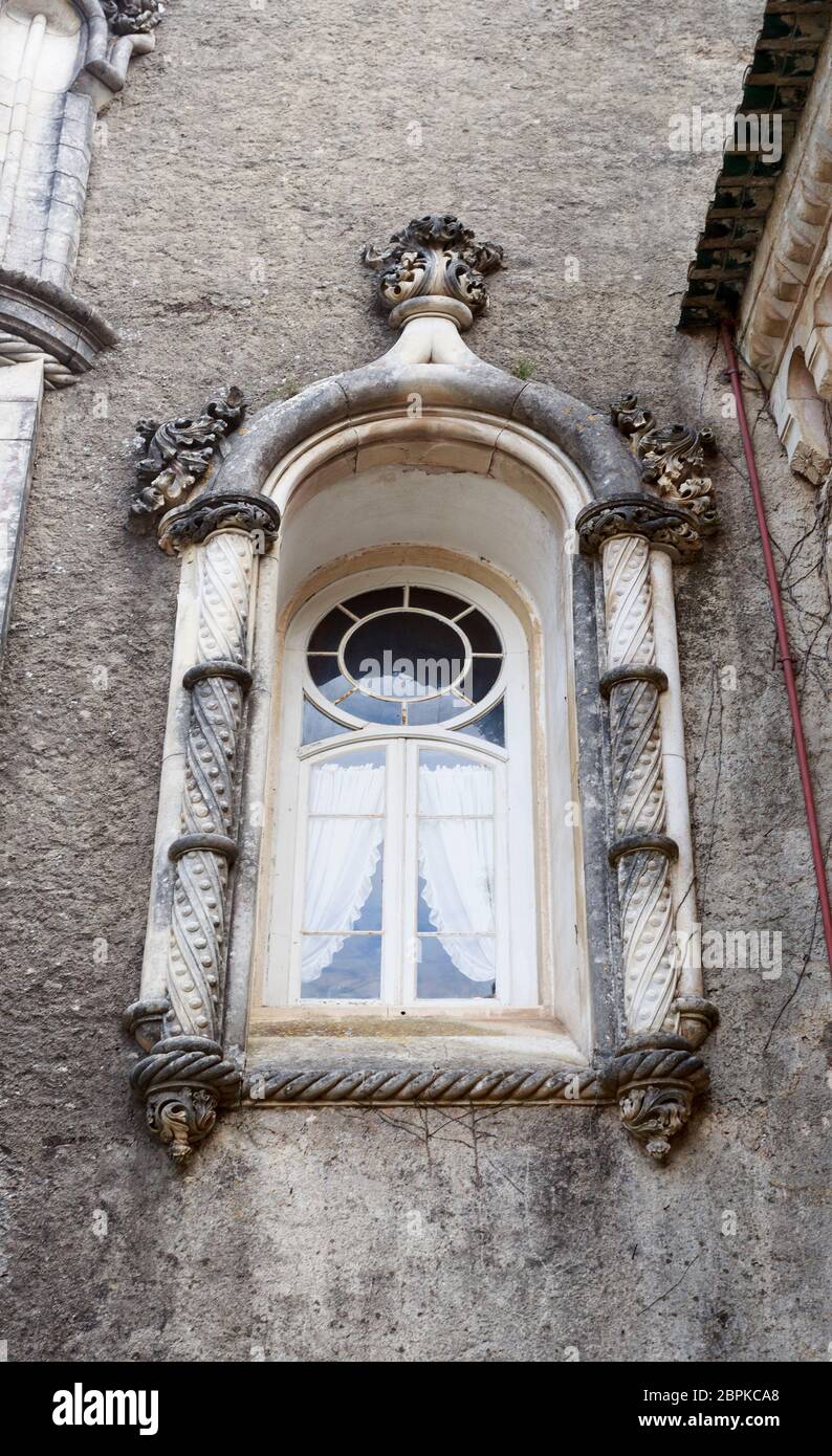 Nella finestra Neo-Manueline stile architettonico del Palace Hotel di Bussaco, costruito nel tardo XIX secolo, di Bussaco, Portogallo Foto Stock