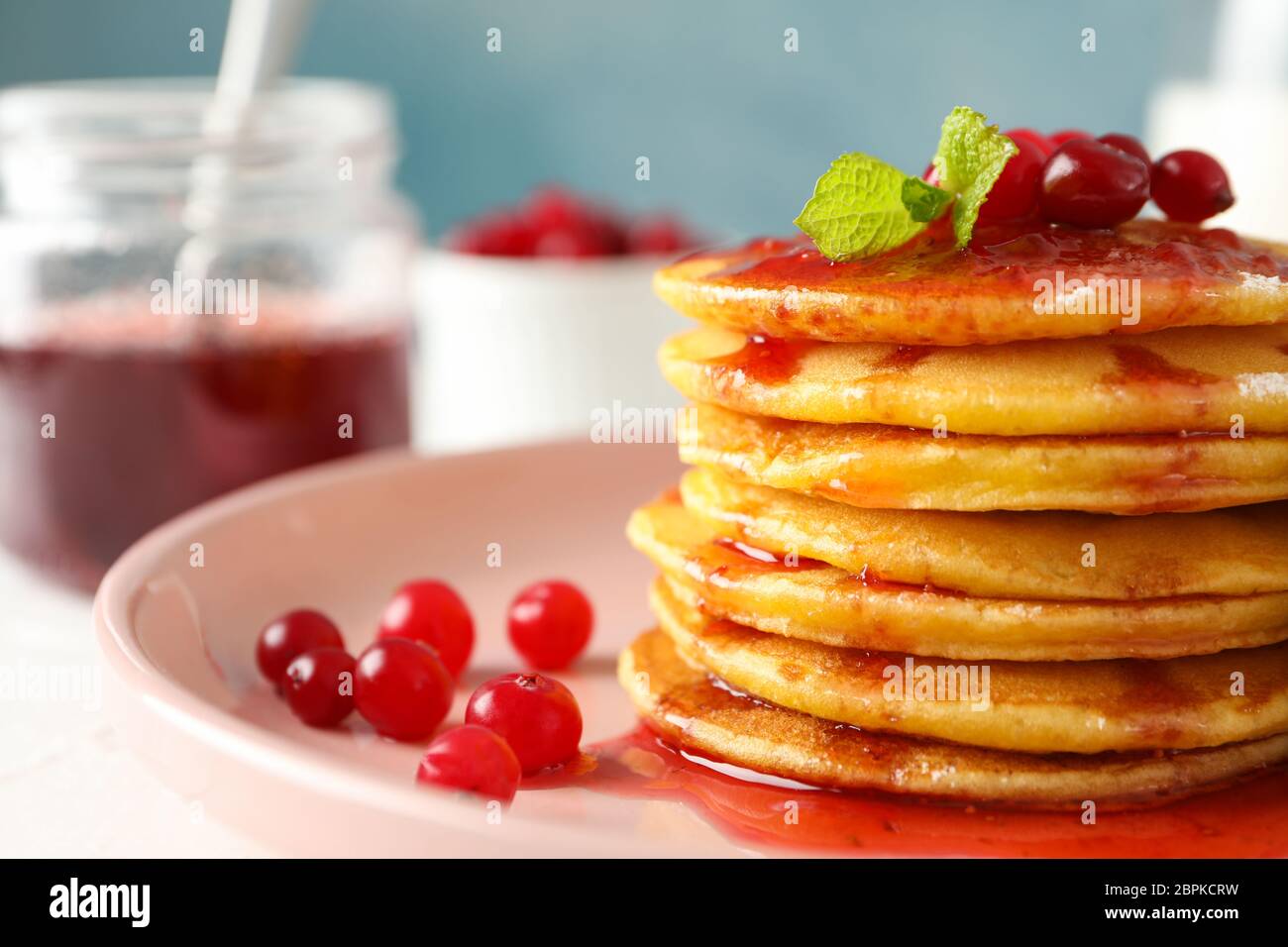 Pancake con marmellata e mirtillo rosso, primo piano. Colazione dolce Foto Stock