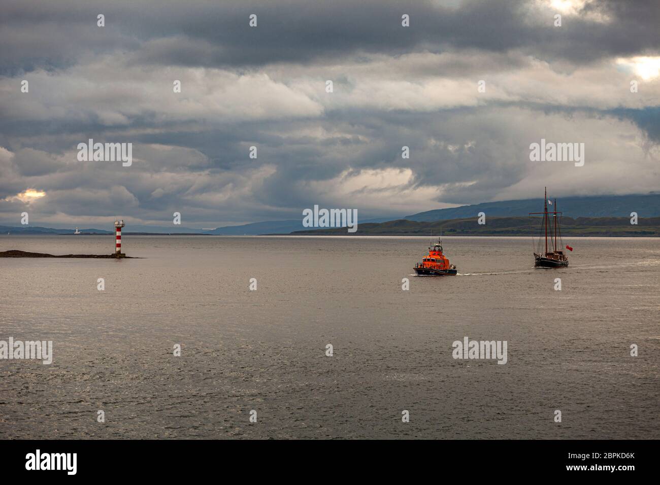 Traffico navale sul mare vicino Oban, Scozia Foto Stock