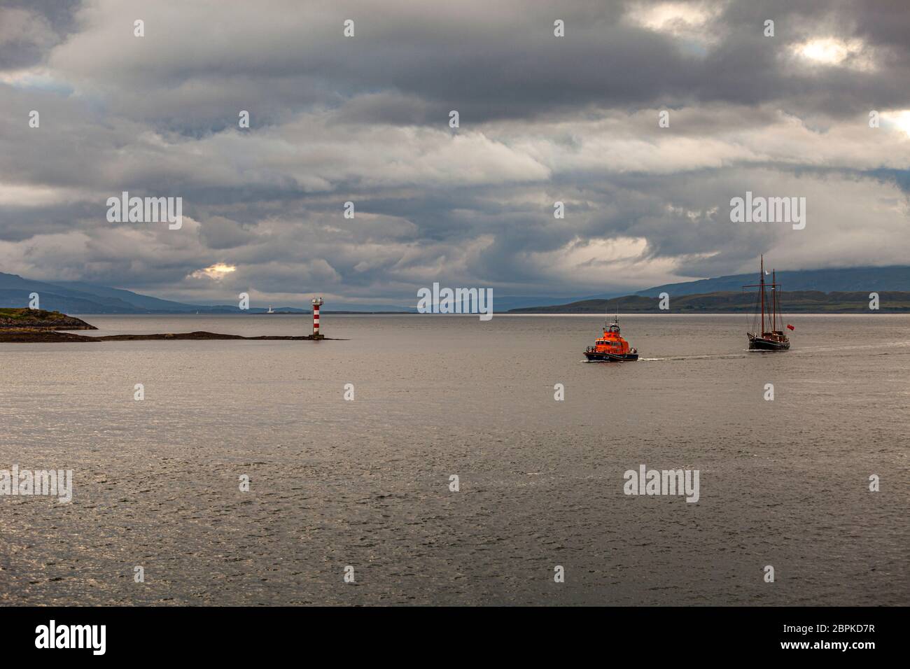 Traffico navale sul mare vicino Oban, Scozia Foto Stock