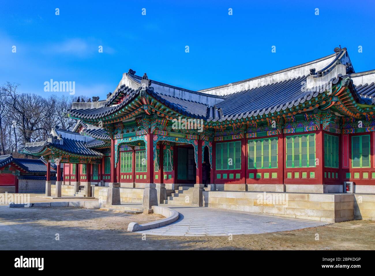 Seoul, Corea del Sud 1/12/2020 favolosa vista della Huijeongdang Hall al Changdeokgung Palace a Seoul, Corea del Sud. Colorato arco tradizionale coreano Foto Stock