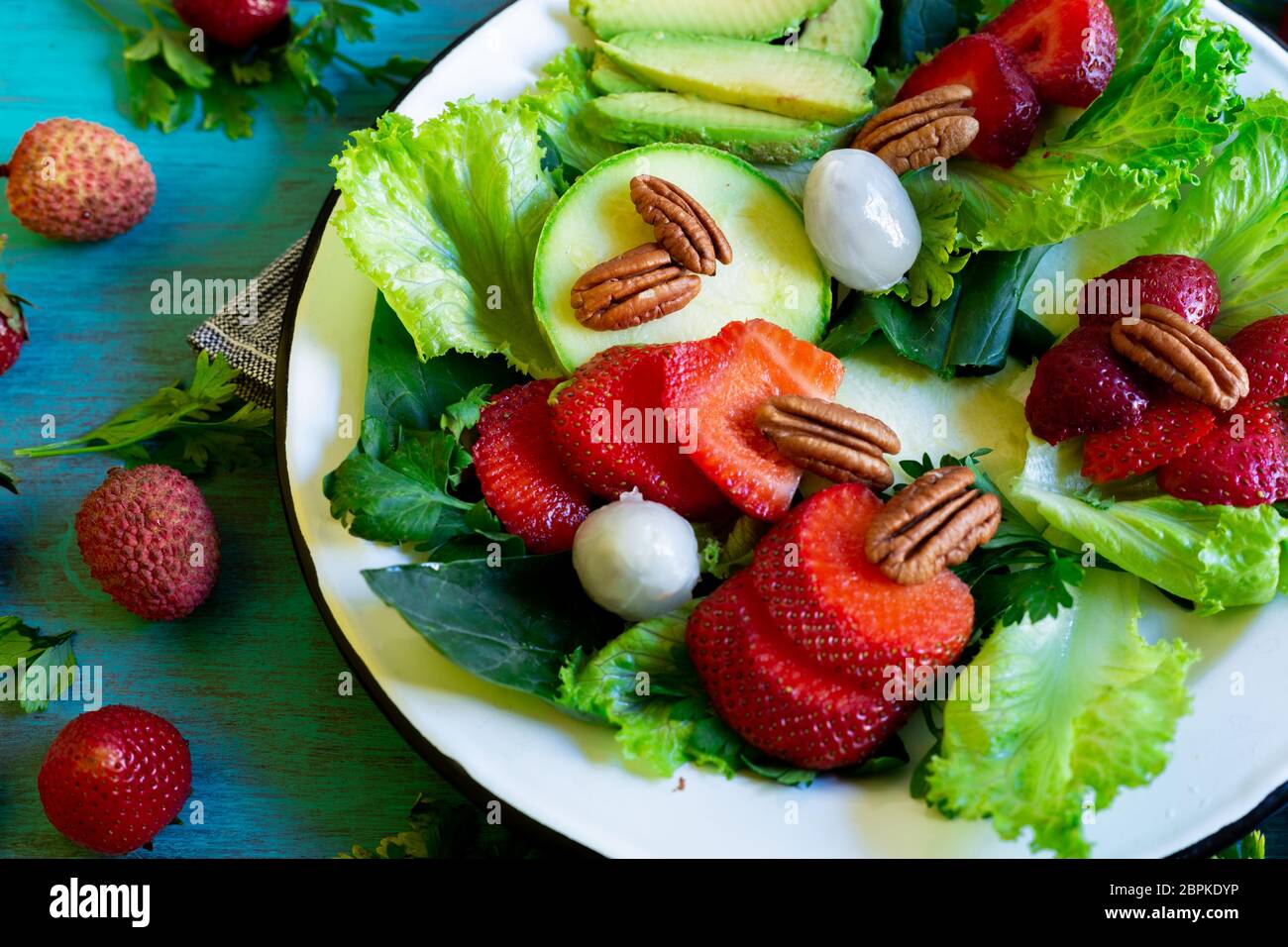 Insalata verde con pomodoro dolce, colori brillanti per persone in forma e che mangiano nutriente Foto Stock