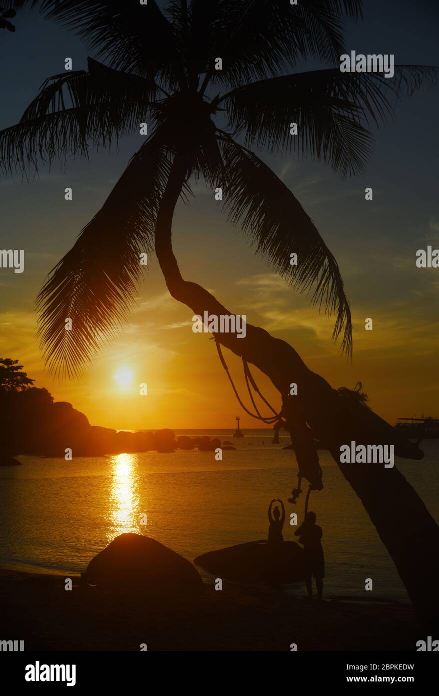 Una coppia godendo il tramonto sulla spiaggia di Mae Haad, Koh Tao, Thailandia, Asia Foto Stock