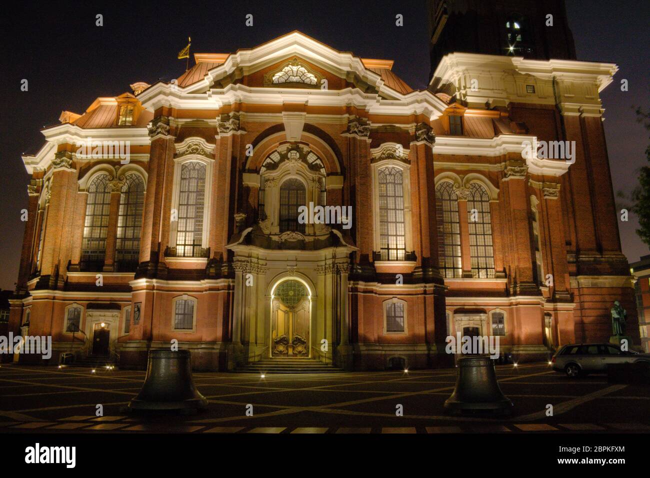 La chiesa di Sankt Michaelis ad Amburgo di notte Foto Stock