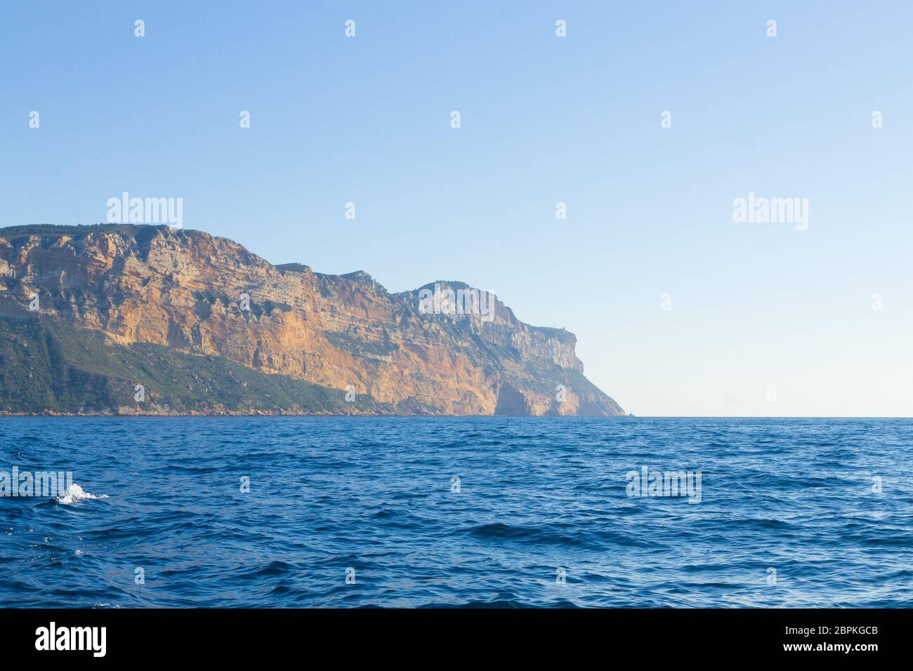 Cap Canaille vista dal mare, Francia. Il francese più alto dirupo. Mare Mediterraneo Foto Stock