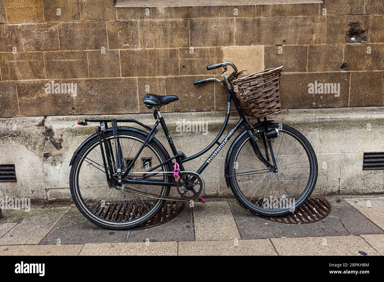 Bicicletta nostalgica con pedali rosa a Cambridge, Inghilterra Foto Stock