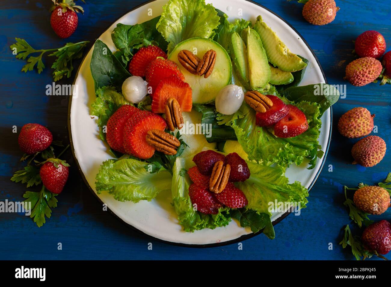Insalata verde con pomodoro dolce, colori brillanti per persone in forma e che mangiano nutriente Foto Stock