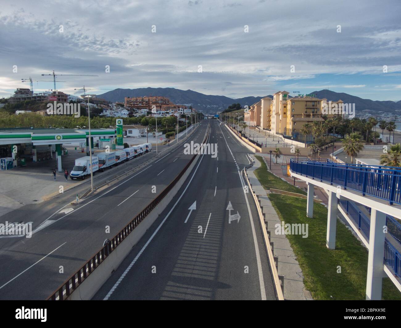 Fuengirola, provincia di Málaga, Spagna - 10 maggio 2020. Strada vuota a causa della crisi dei coronaviurs. Foto Stock