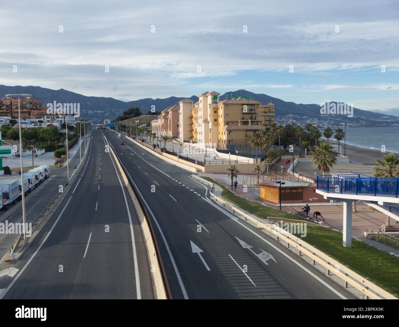 Fuengirola, provincia di Málaga, Spagna - 10 maggio 2020. Strada vuota a causa della crisi dei coronaviurs. Foto Stock