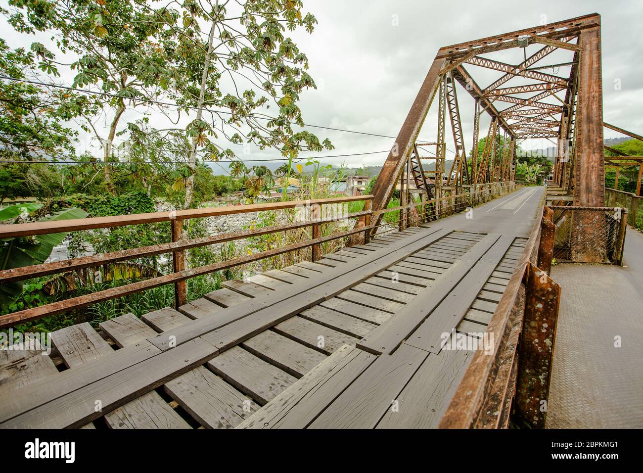 Acciaio ponte su un fiume in Costa Rica Foto Stock