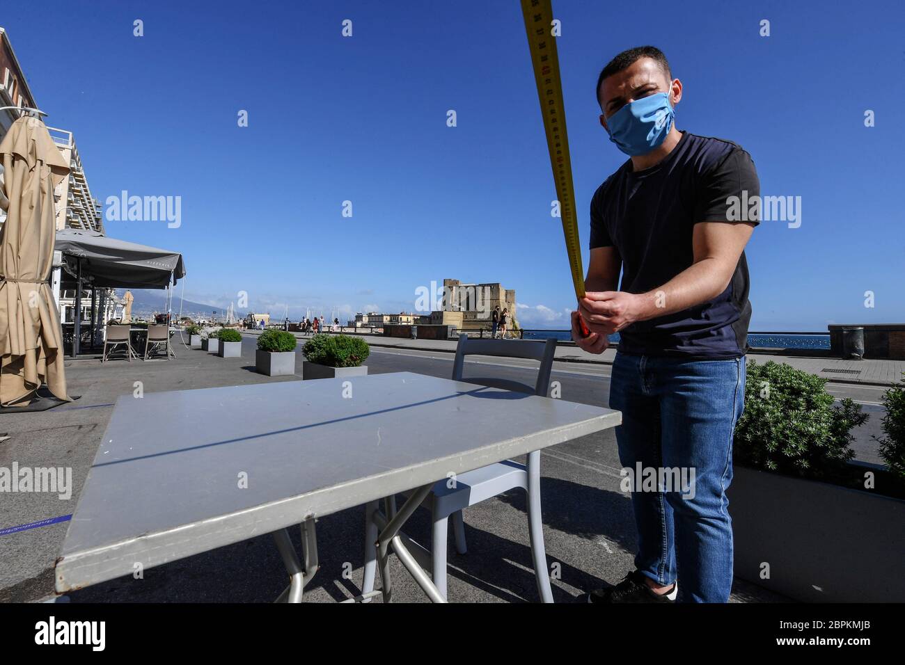 Il personale organizza tavoli per soddisfare le normative di distanza sociale di fronte ad un ristorante sul lungomare di Caracciolo nella città di Napoli, in Italia, durante la seconda fase dell'emergenza del coronavirus. Diversi paesi in tutto il mondo hanno iniziato ad allentare le restrizioni di blocco COVID-19 nel tentativo di riavviare le loro economie e aiutare le persone nelle loro routine quotidiane dopo lo scoppio del COVID-19. Foto Stock