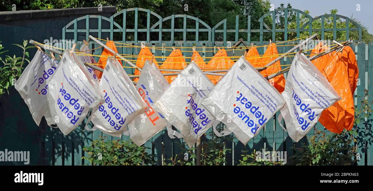 Sacchetti riutilizzabili riciclati di plastica per la spesa di trasporto forniti da supermercato per la consegna a casa di ordini di alimentari online lavati per il riutilizzo Coronavirus cassaforte Foto Stock