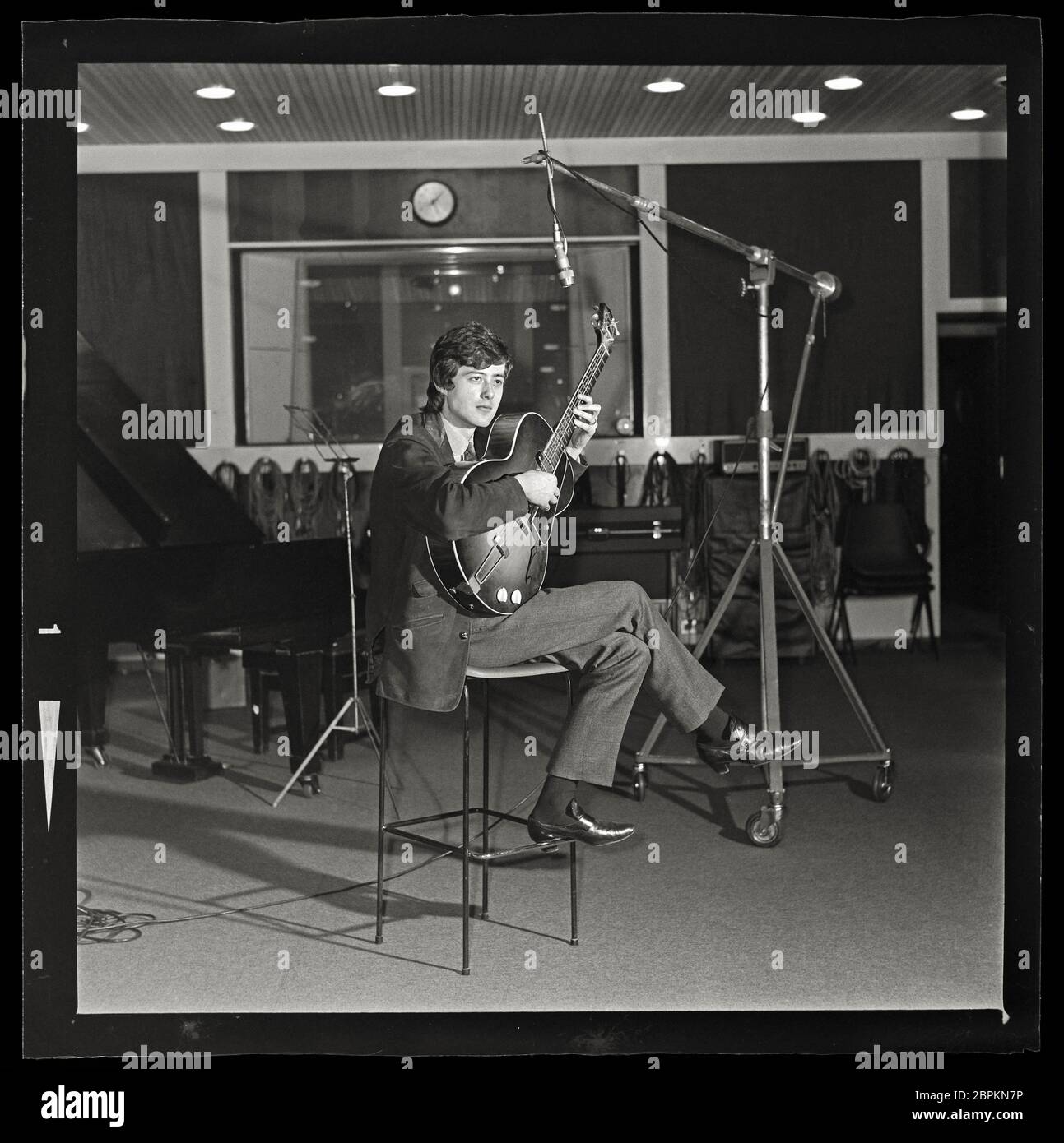 Jimmy Page, giovane chitarrista di Londra, 1965. Immagine da 2.25 x 2.25 pollici negativo. Foto Stock