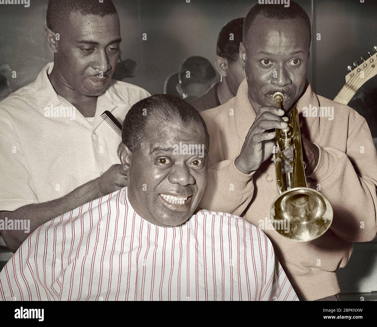 Louie 'Fatchmo' Armstrong si serenò mentre si trovava in un barbiere a Chicago, Illinois. 1961. Immagine colorata da negativo in bianco e nero 4x5 pollici. Foto Stock
