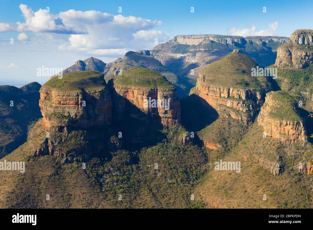 I tre Rondavels vista dal Fiume Blyde Canyon, Sud Africa. Famoso punto di riferimento. Panorama africano Foto Stock