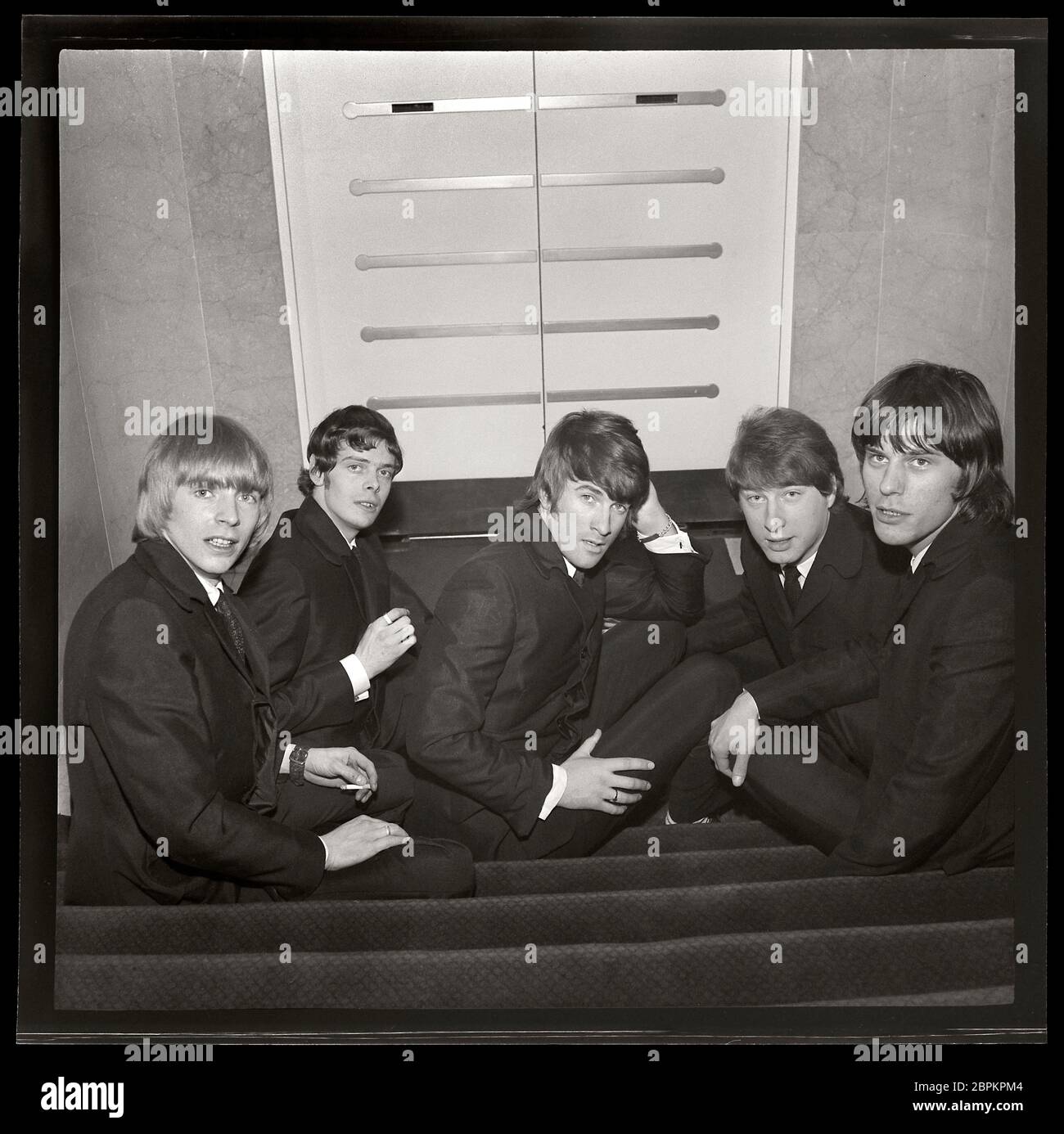 The Yardbirds in London, 26 febbraio 1966. Immagine da 6x6 cm negativo.da sinistra a destra: Voce Keith Reif, basso Paul Samwell-Smith, batteria Jim McCarty, chitarra Chris Dreja, chitarra Jeff Beck. Foto Stock