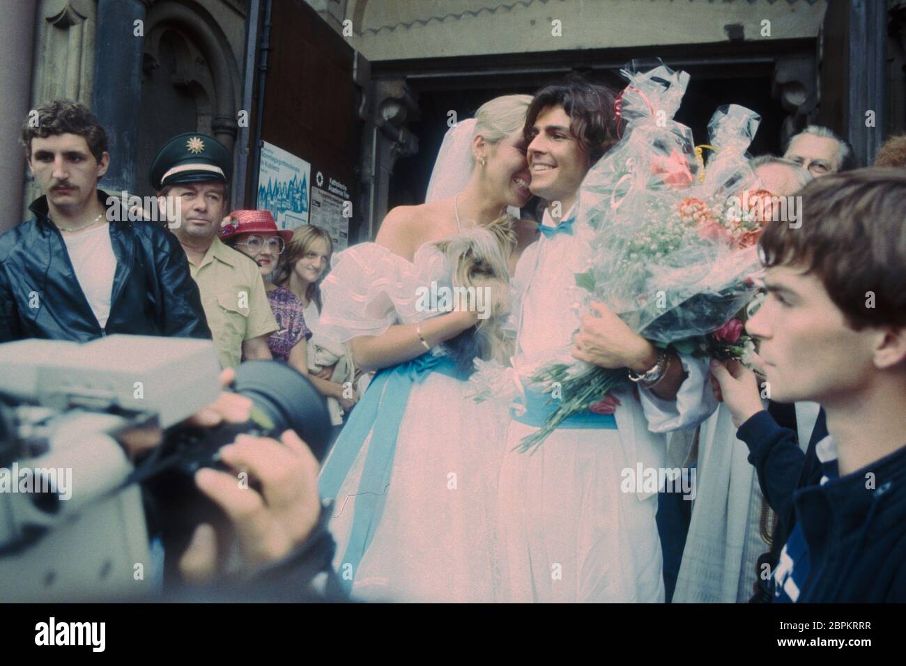Hochzeit von Thomas Anders und Nora balling - 27.07.1985 - Nora und Thomas Anders nach der Trauung vor der Kirche (v. l. n. r.) // Die kirchliche Hochzeit von Modern Talking Sänger Thomas Anders und seiner Verlotten Nora balling unter großem Andrang der Fangemeinde // Herz-Jesu-Kirche a Coblenza // 27.07.1985 Foto Stock