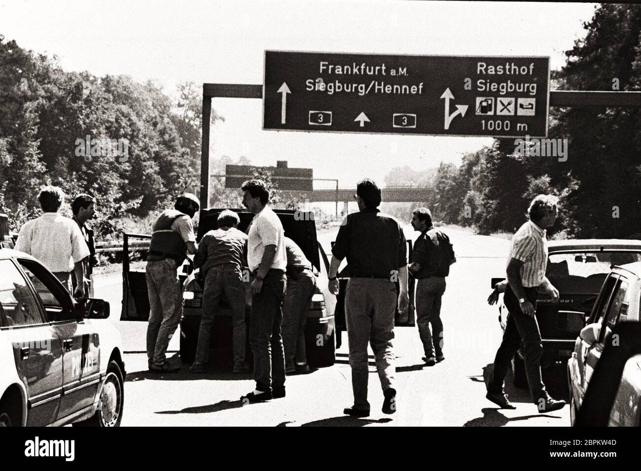 Geiselnahme von Gladbeck - 18. 1988 agosto: 10.53 Uhr Der Fluchtwagen der beiden Geiselgangster Hans-Jürgen Rösner und Dieter Degowski und ihrer Geiseln Silke Bischoff und Ines Voitle sowie Rösner´s Freundin Marion Löblich steht in der Kölner Fußgängerzone Breite Straße, umringt von einem Pulk Schaulustiger und Journalisten. Die Täter geben vor laufenden Kameras Interviste - Köln wird zum Schauplatz der wohl berüchtigsten 'Pressekonferenz' der deutschen Krimalgeschichte. Der Express-Reporter Udo Röbel steigt später sogar in den Fluchtwagen, um den Geiselnehmern den Weg bis zur Autobahn zu ze Foto Stock