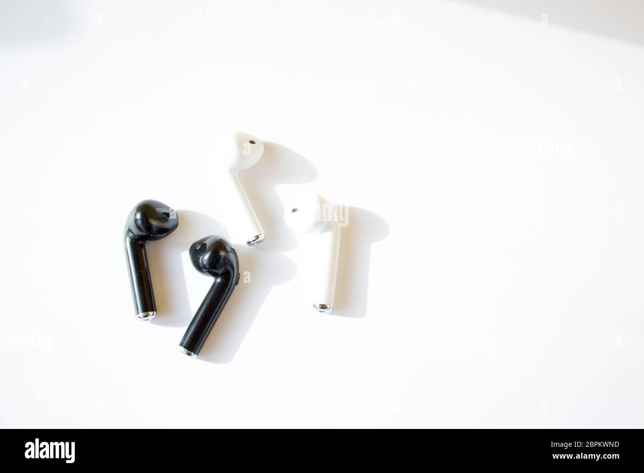 Cuffie wireless in bianco e nero. Gadget e concetto tecnologico con spazio di copia Foto Stock