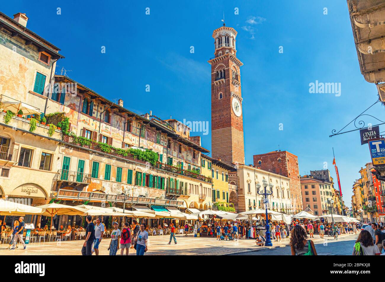 Verona, 12 settembre 2019: Piazza delle Erbe nel centro storico Città Antica, vecchie case Case dei Mazzanti, Torre dei Lamberti, Palazzo della ragione, Regione Veneto Foto Stock