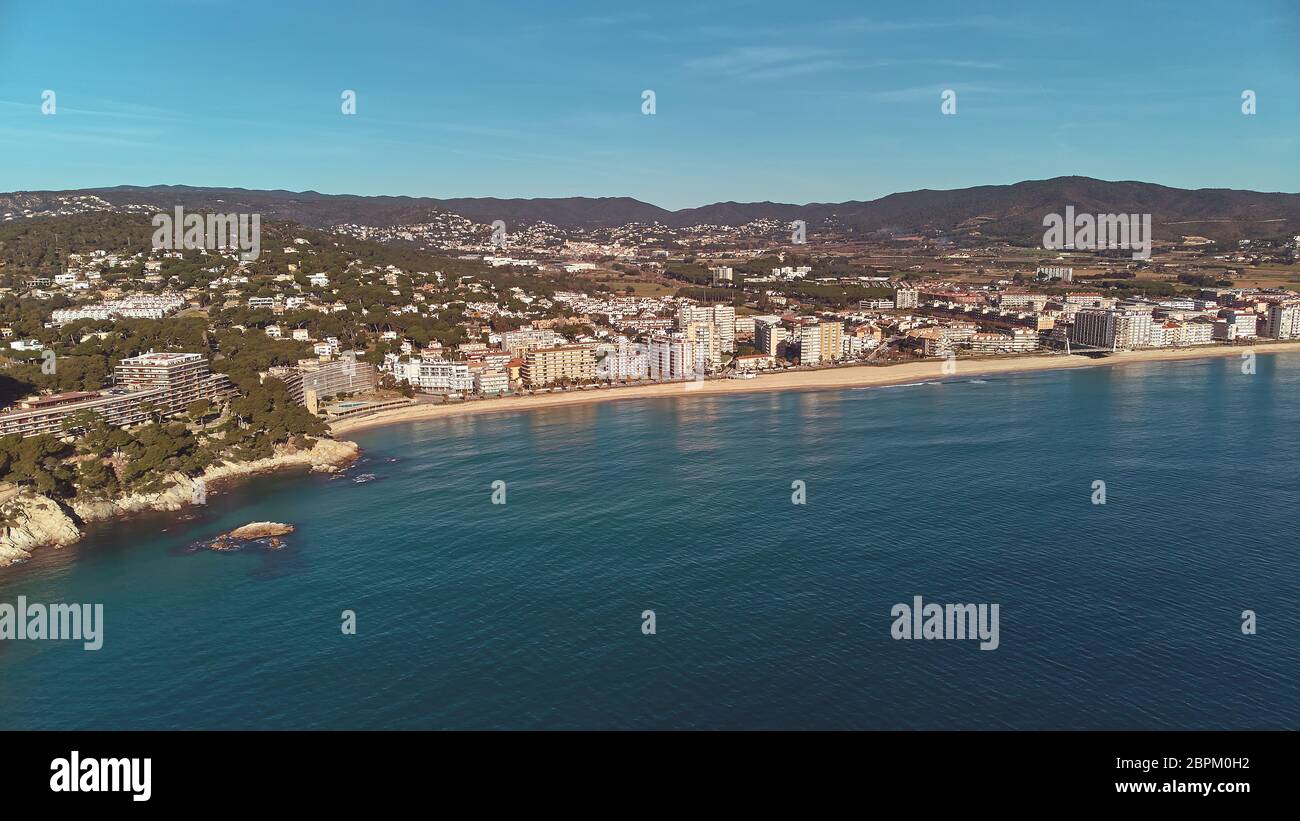 Drone foto oltre la Costa Brava coastal vicino al piccolo villaggio di Sant Antoni de Calonge di Spagna, Torre Valentina baie Foto Stock