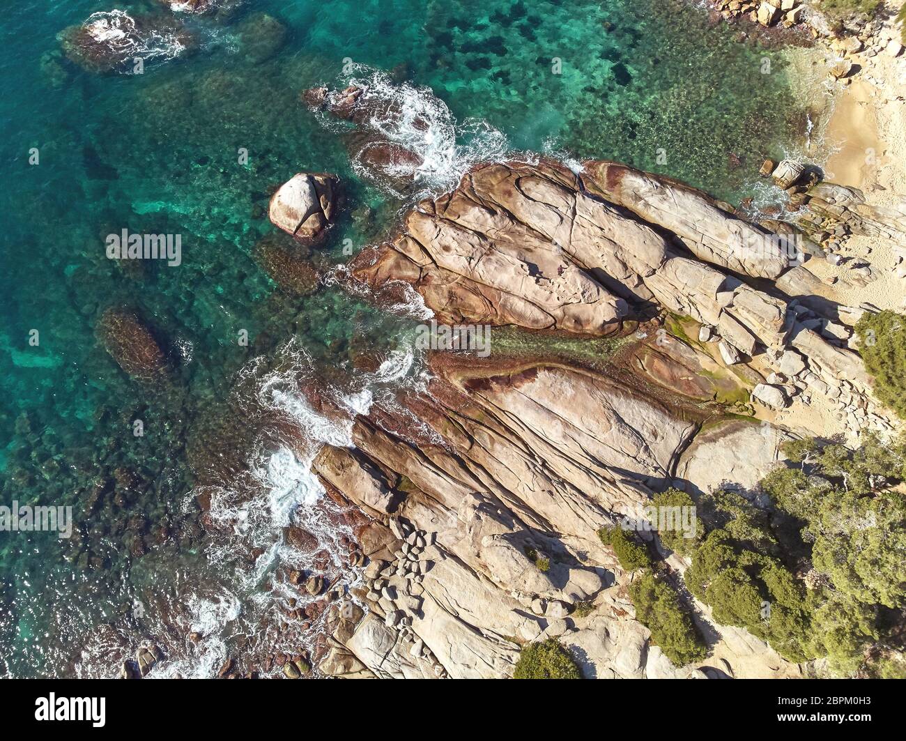 Drone foto oltre la Costa Brava coastal vicino al piccolo villaggio di Sant Antoni de Calonge di Spagna, Torre Valentina baie Foto Stock