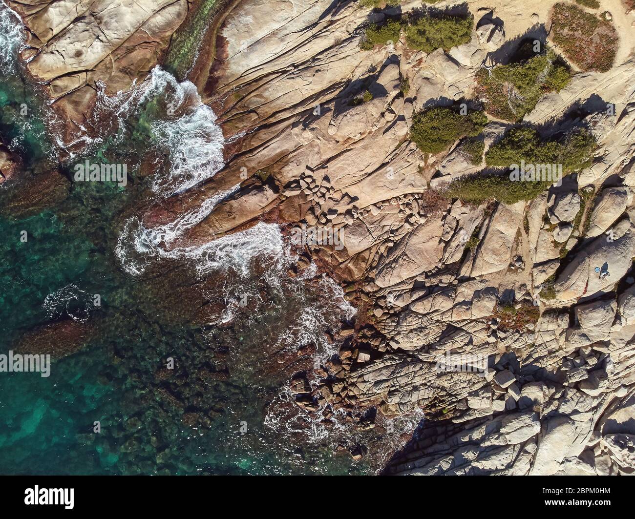 Drone foto oltre la Costa Brava coastal vicino al piccolo villaggio di Sant Antoni de Calonge di Spagna, Torre Valentina baie Foto Stock