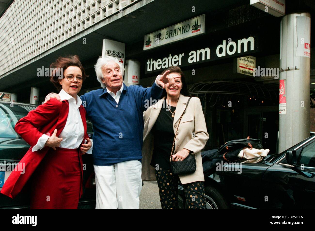 Johannes Heesters - Theatre am Dom - 26.04.1999 - Johannes Heesters (Mitte) und Frau Simone Rethel-Heesters (Links) // Teatro am Dom Köln // 26.04.1999 Foto Stock