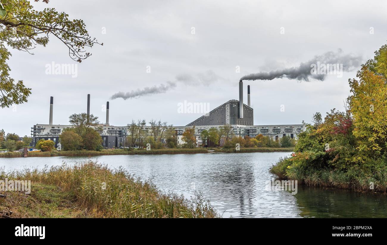 Centrale elettrica in un ambiente bellissimo con acqua e foglie verdi, Amager, Copenaghen, 6 ottobre 2018 Foto Stock