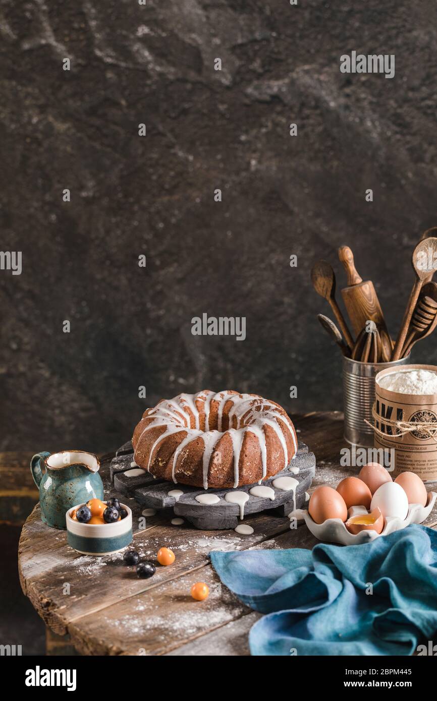 Deliziosa torta di pasqua fatta in casa con frutti di bosco e glassa Foto Stock