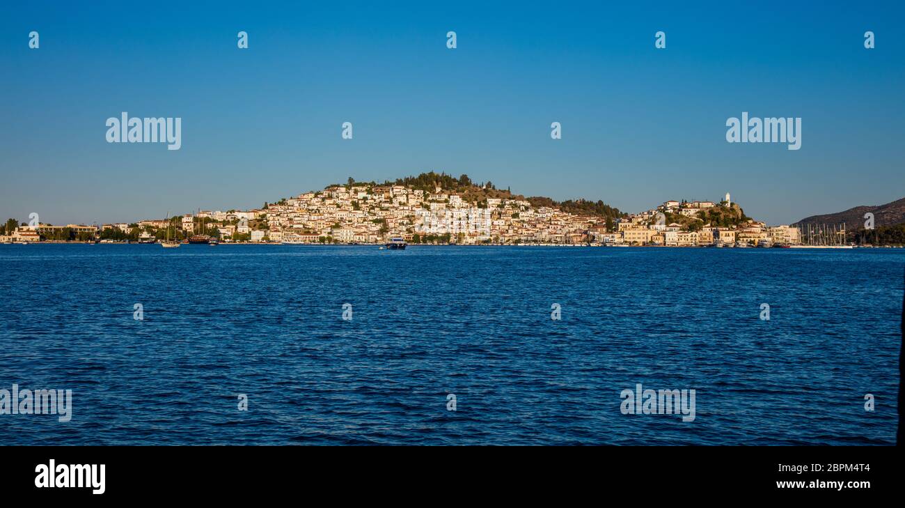 Isola di Poros dal mare Foto Stock