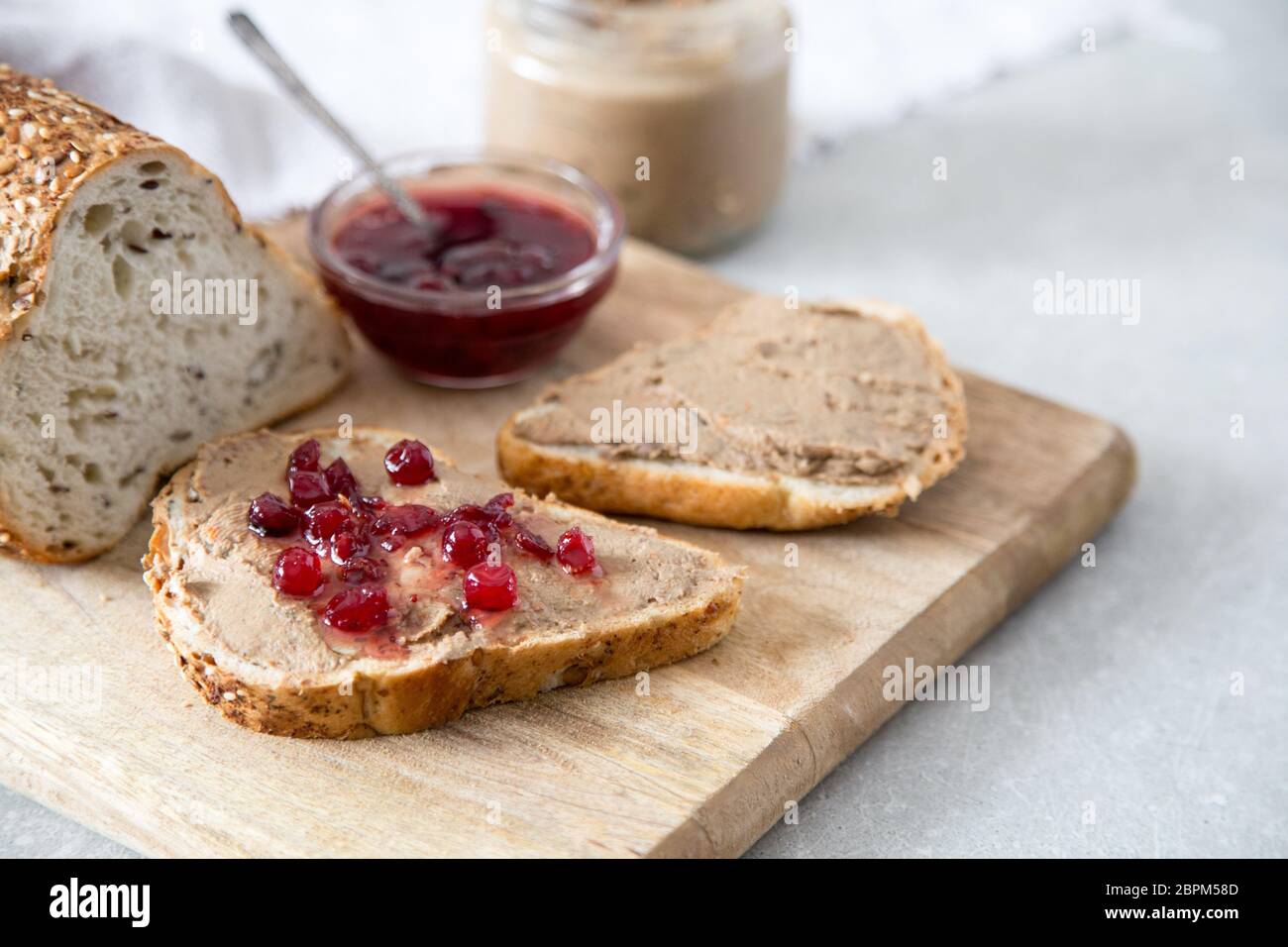 Freschi Fatti in casa di fegato di pollo patè (coniglio, oca) con salsa di mirtilli. Pane tostato con paté. Foto Stock