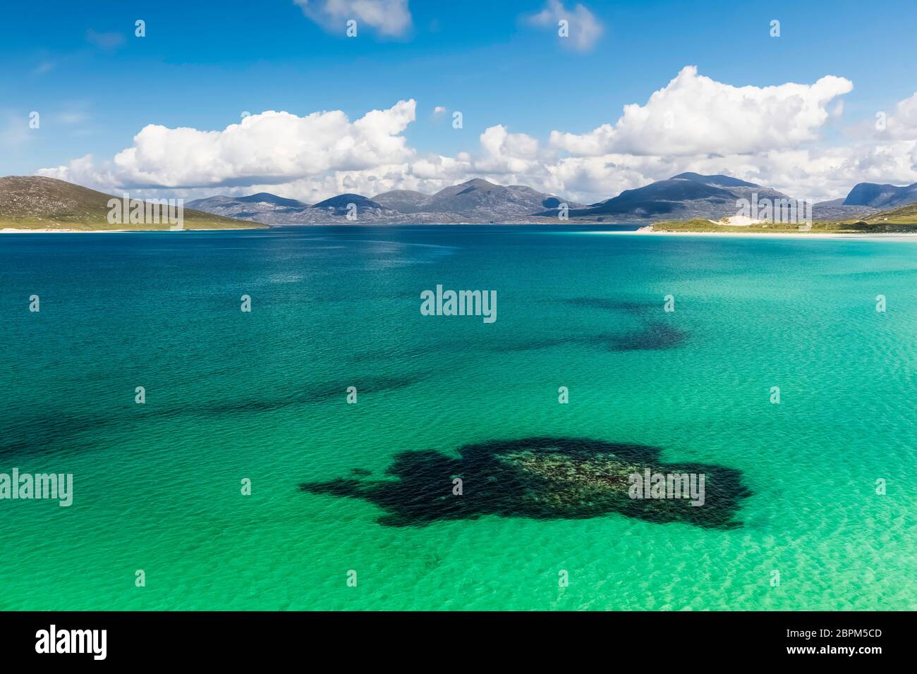 Mare limpido e turchese al largo della costa scozzese Foto Stock