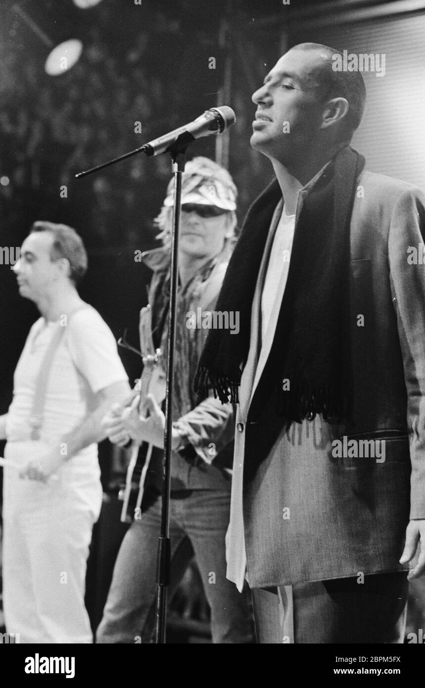 Thommys Pop-Show - 16.12.1983 - Die deutsche Musikgruppe TRIO mit Sänger Stephan Remmler im Vordergrund (Neue Deutsche Welle) // Musiksendung Thommys Pop-Show // 16.12.1983 Foto Stock