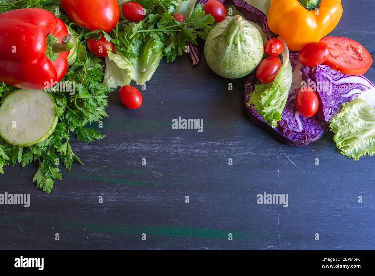 Insalata verde con pomodoro dolce, colori brillanti per persone in forma e che mangiano nutriente Foto Stock