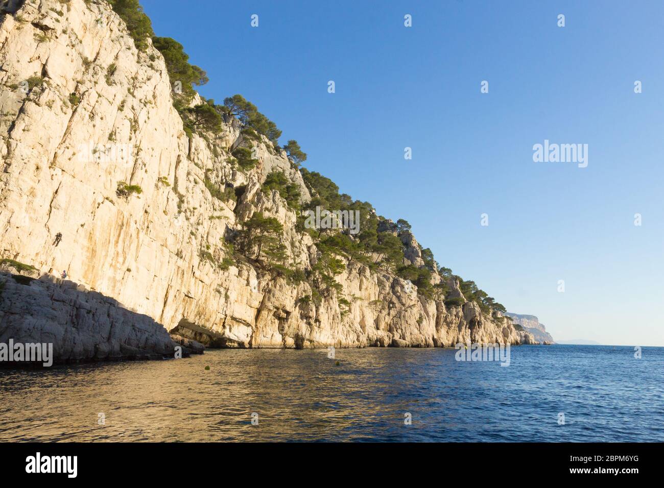 La bellissima natura dei Calanchi sul litorale azzurro della Francia. Calanchi Parco Nazionale nei pressi di Marsiglia. Natura e outdoor Foto Stock