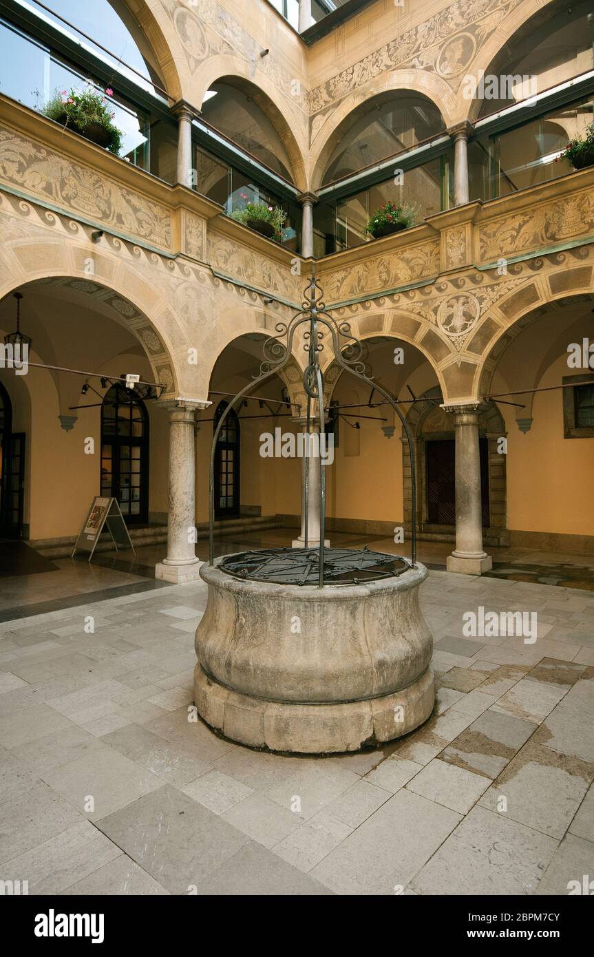 Cortile del municipio con pozzo di pietra, Lubiana, Slovenia Foto Stock