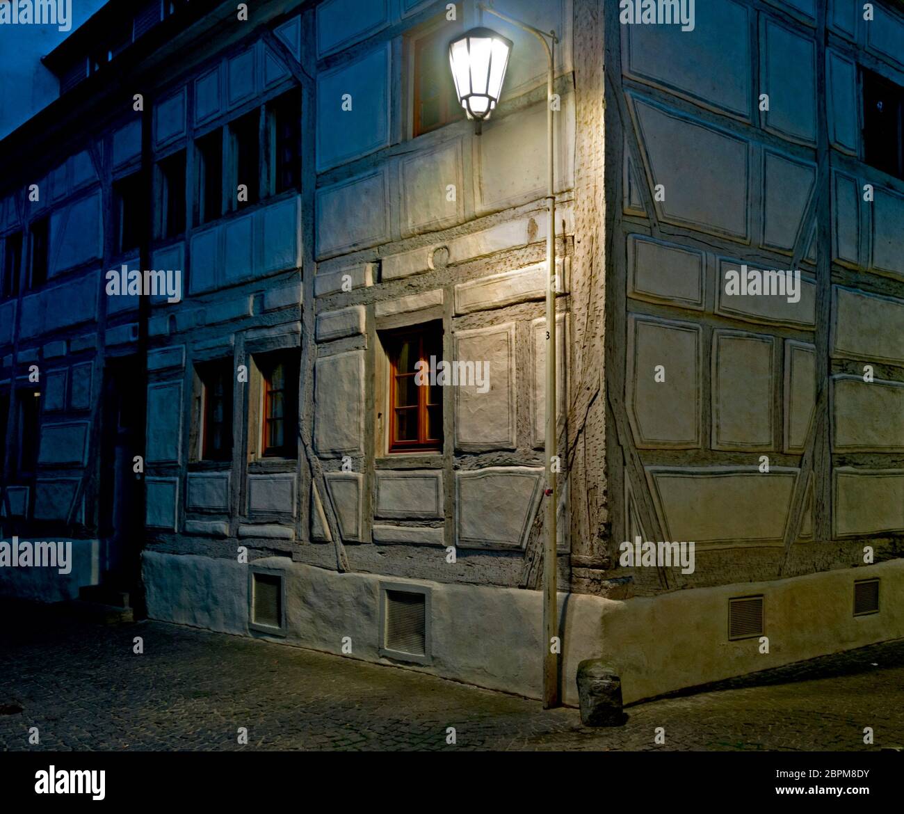 Angolo di una casa in legno a metà della vicina nella città di Costanza, Germania Foto Stock