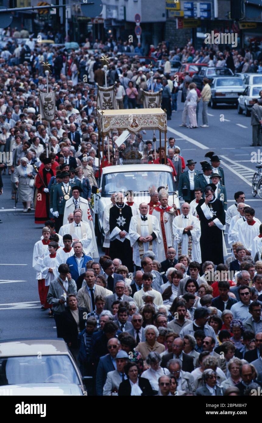 Domjubiläum - 1980 - Prozessionszug des Kölner Domjubiläums durch die Kölner Innenstadt // Domjubiläum // Köln // 1980 Foto Stock