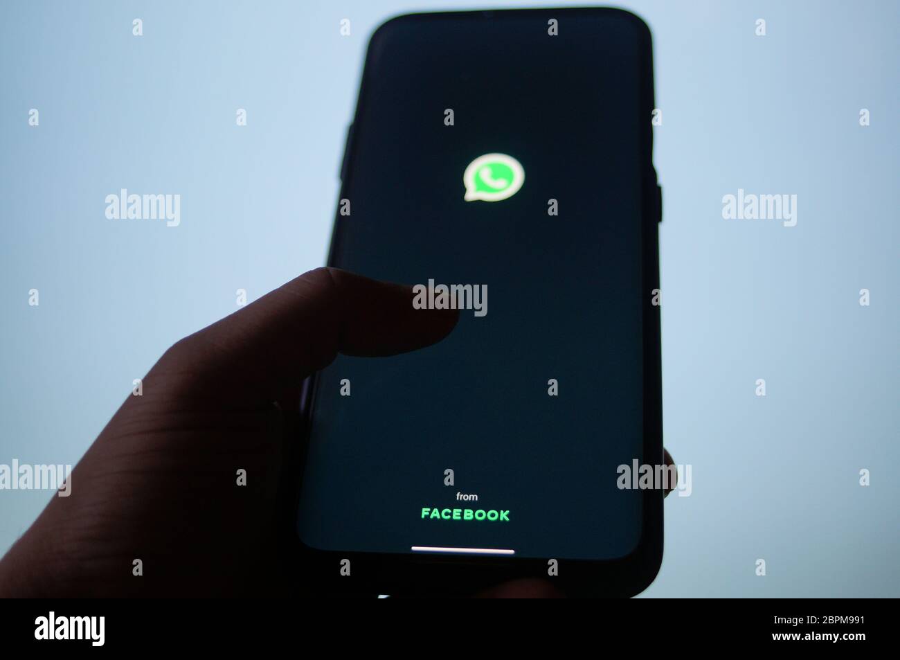 Jaipur, India, Circa 2020 - UN mobile ha effettuato l'accesso all'applicazione mobile whatsapp davanti alla lavagna luminosa bianca. La scheda di sfondo è brillante li Foto Stock