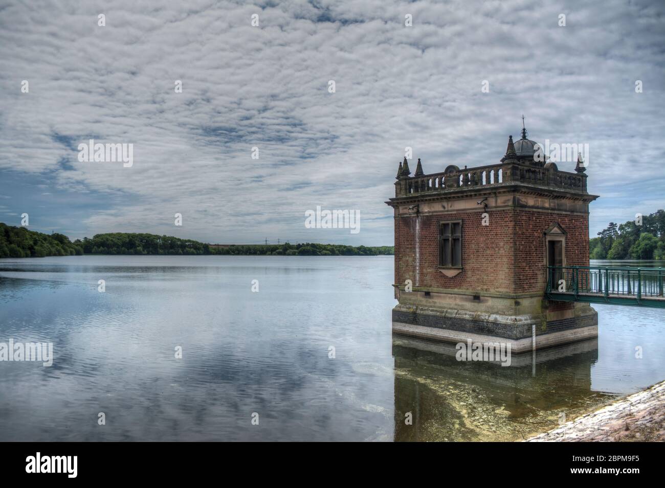 Immagine HDR della formazione di nubi sulla torre di prelievo presso il lago artificiale di Swhyland nel Leicestershire Foto Stock