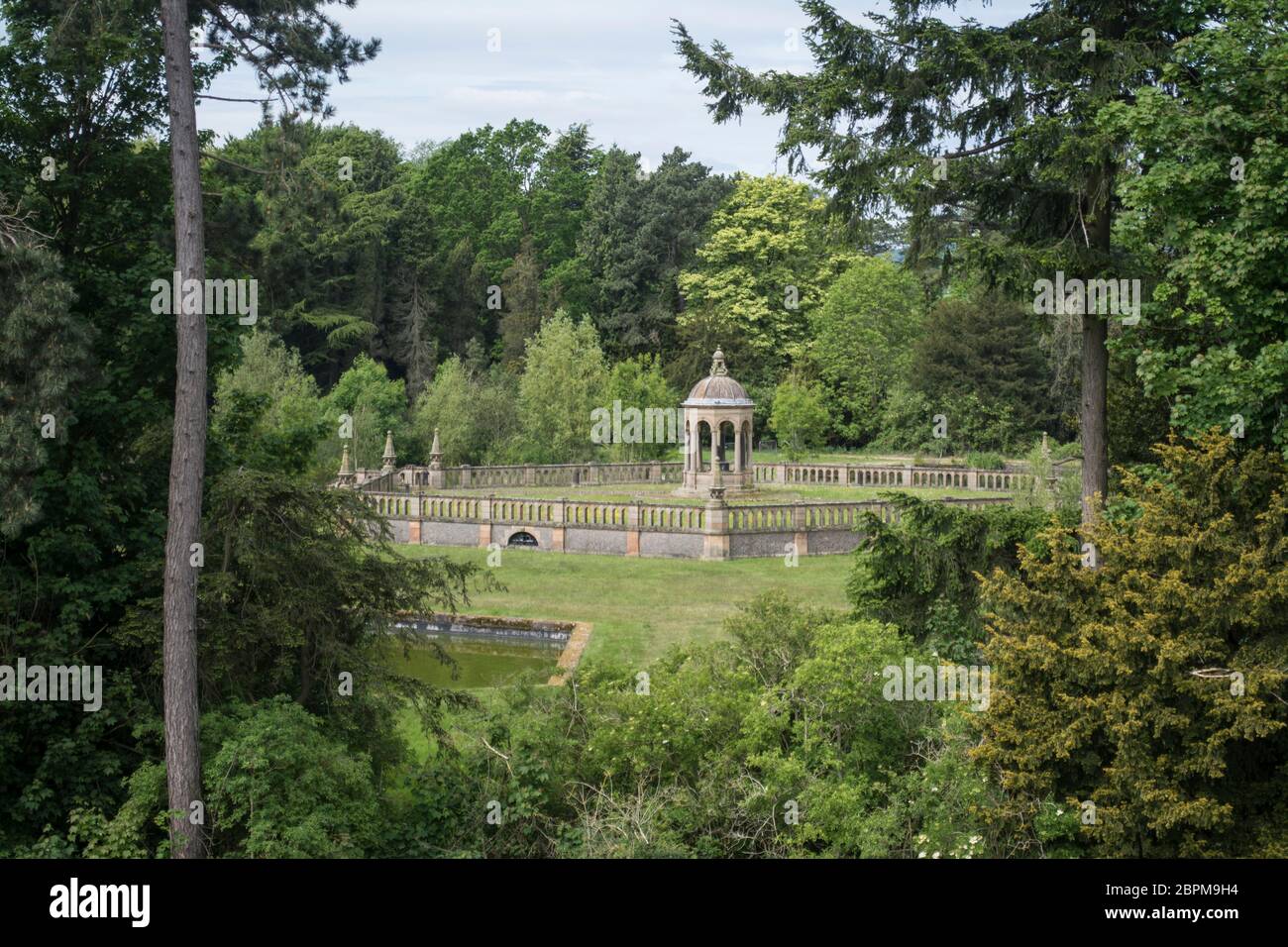 Zoccolo di pietra nel mezzo del giardino d'acqua vicino al bacino idrico di Swiland nel Leicestershire Foto Stock