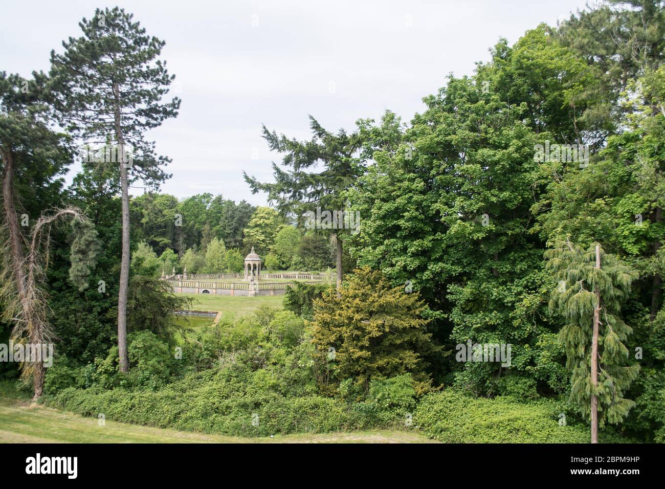 Zoccolo di pietra nel mezzo del giardino d'acqua vicino al bacino idrico di Swiland nel Leicestershire Foto Stock