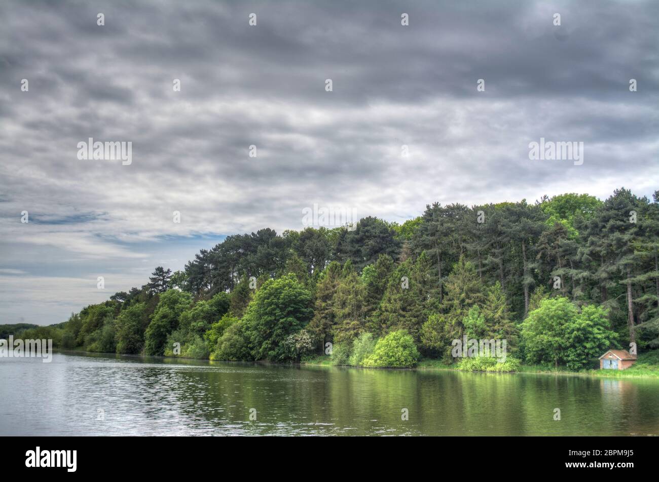 Immagine HDR del lago artificiale di Swhyland e del bosco circostante nel Leicestershire Foto Stock