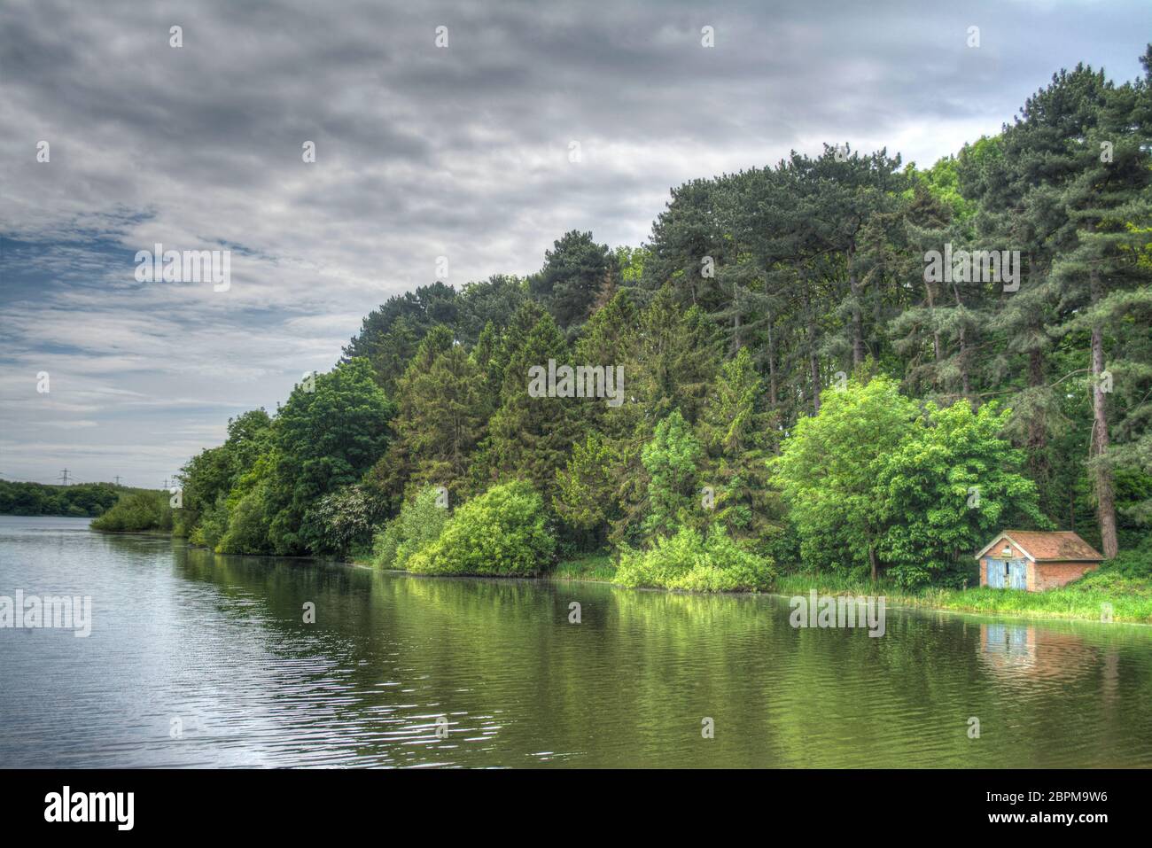 Immagine HDR del lago artificiale di Swhyland e del bosco circostante nel Leicestershire Foto Stock