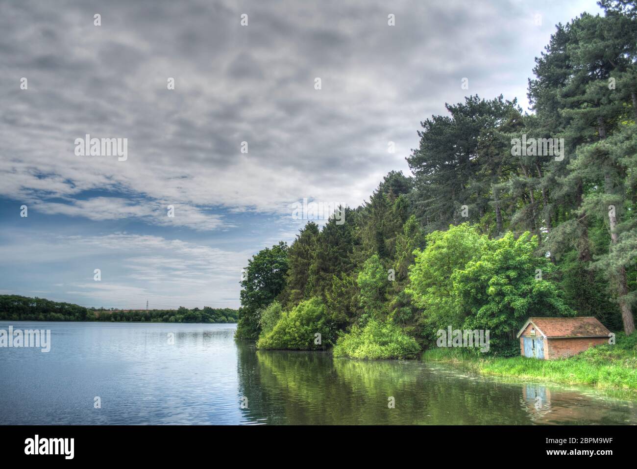 Immagine HDR del lago artificiale di Swhyland e del bosco circostante nel Leicestershire Foto Stock